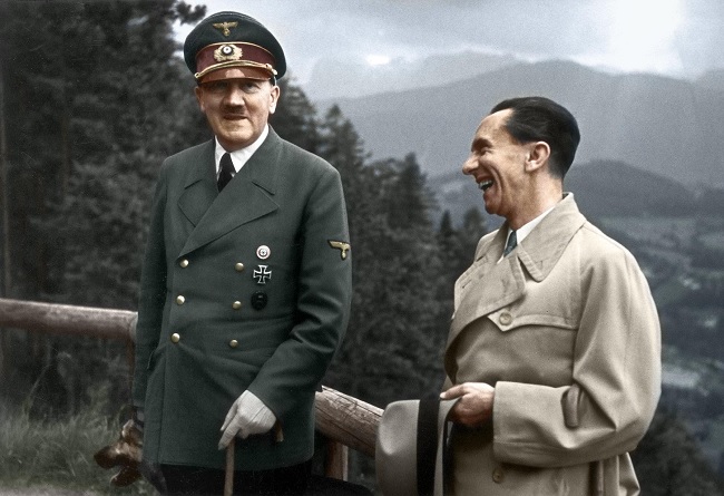 هیتلر در دامنه کوه‌های آبرسالزبرگ ایالت باواریا آلمان
