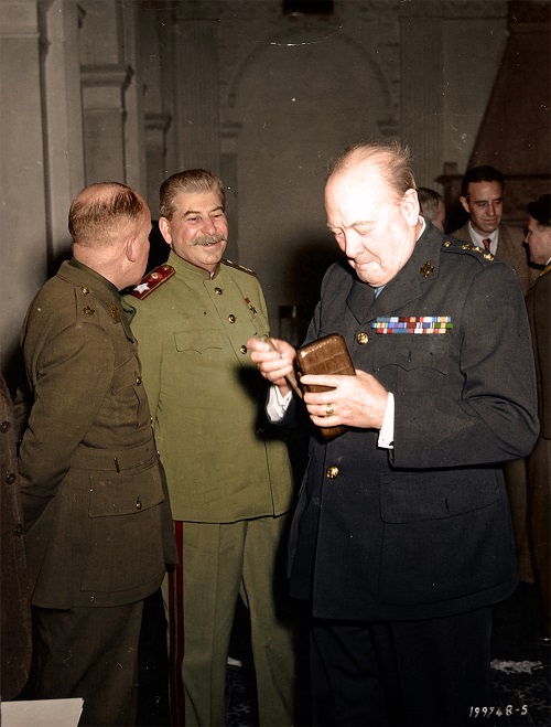استالین و چرچیل در کنفرانس یالتا در کاخ لیویدا در جزایر کریمه در سال 1945