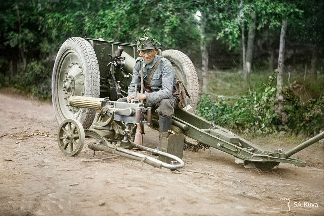 یک افسرد در کنار یک مسلسل جدید در جریان جنگ جهانی اول