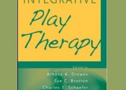 کتاب لاتین بازی درمانی یکپارچه (2011)